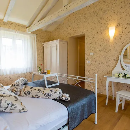 Villa Beautiful Stupenda With Whirlpool In Porec Montizana