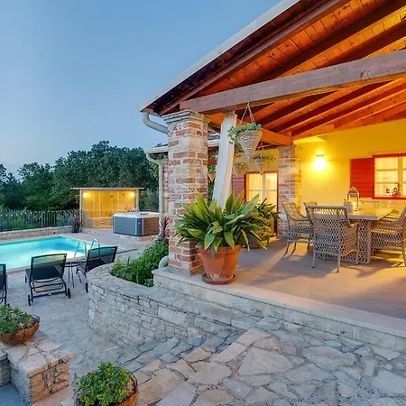 Beautiful Stupenda With Whirlpool In Porec Montizana